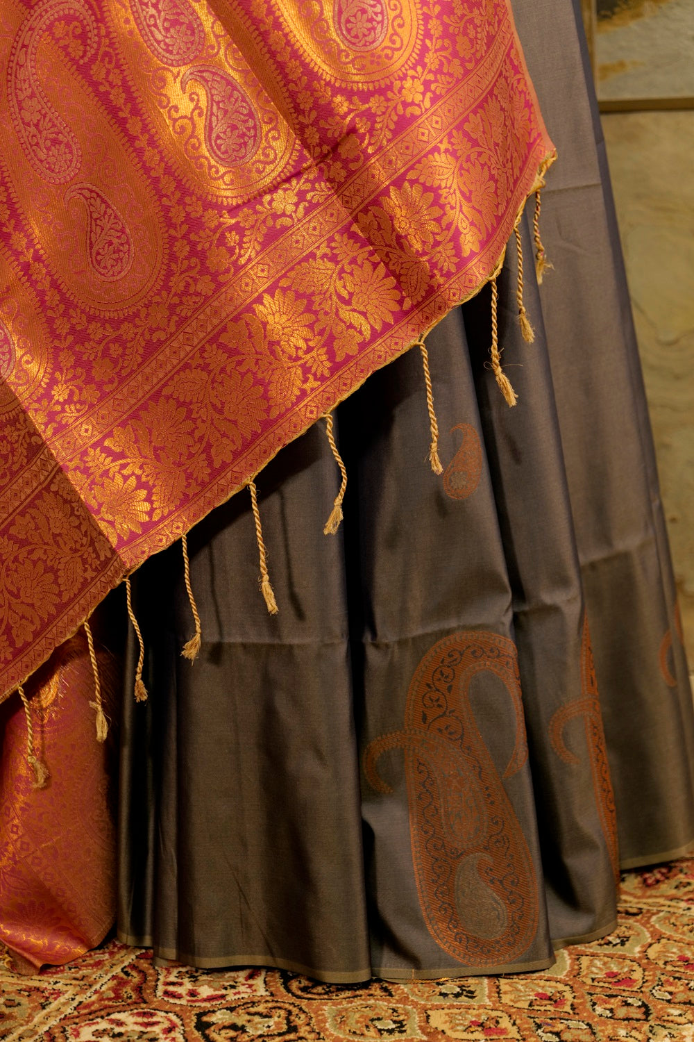 Soft silk Grey - pink saree with motifs woven all Over saree in copper